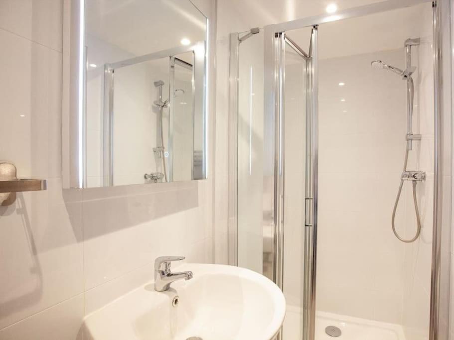 1 Perfectly Located Stylish, Comfortable Apartment Sidmouth Eksteriør billede
